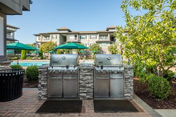 Outdoor kitchen w/ grilling stations
